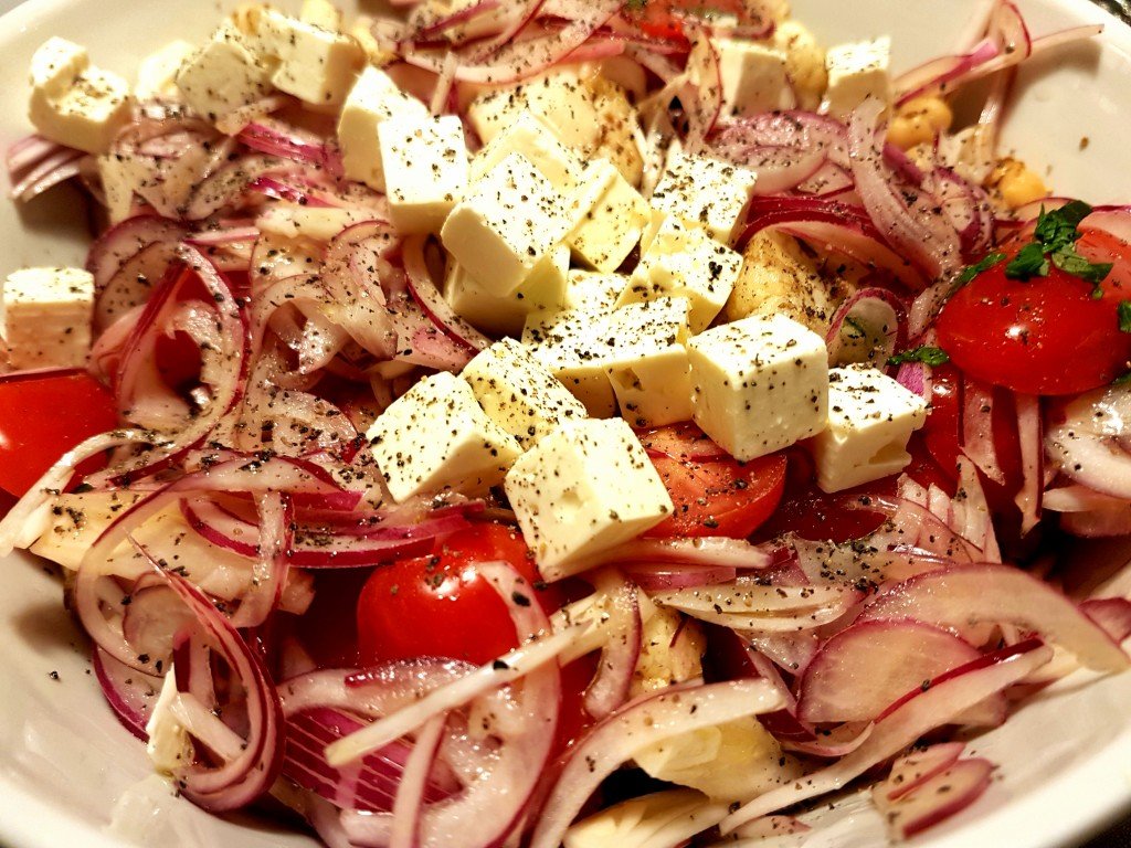 Salat med syltede rødløg, feta og kikærter