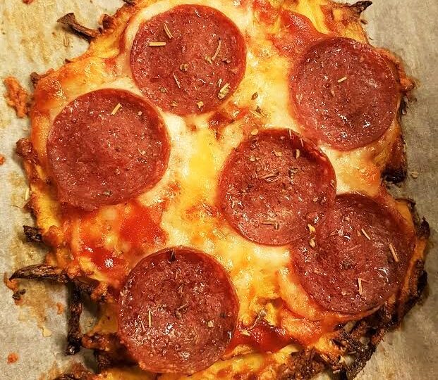 Pizza med bund af rodfrugter, ost og æg